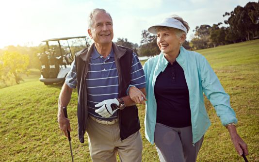 Un couple vivant avec l'arthrite qui joue au golf