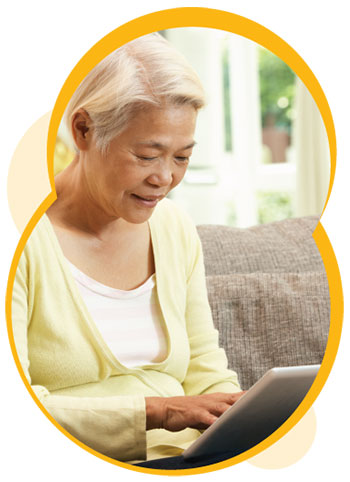 Une femme plus âgée regardant une tablette