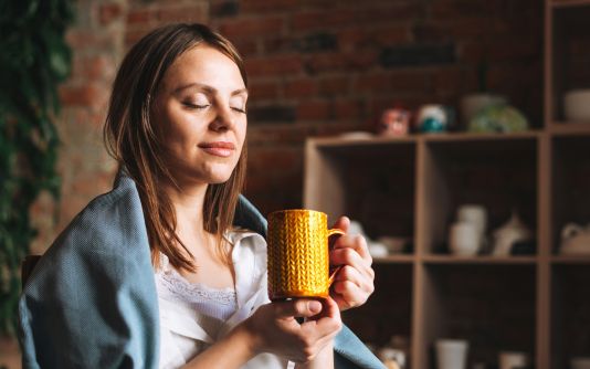 Femme relaxant avec une tasse de thé