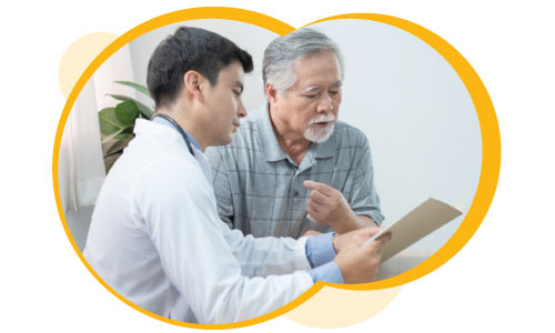 Un médecin parle avec son patient et lui montre les informations sur un document