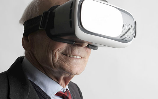 Un homme agé portant des lunettes de réalité virtuelle