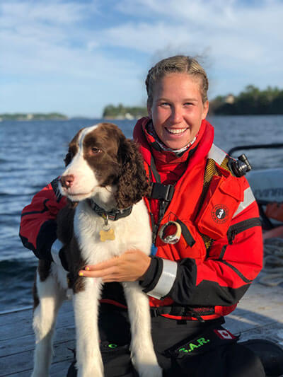 Claire Neilson dans son uniform de garde côte avec son chien Chester