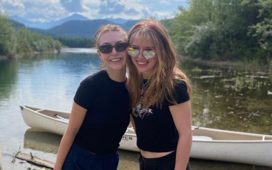Kaidy Kempster et Bella [Isabella] Rex se sont rencontrées au camp de la Société de l'arthrite du Canada et sont devenues meilleures amies. 