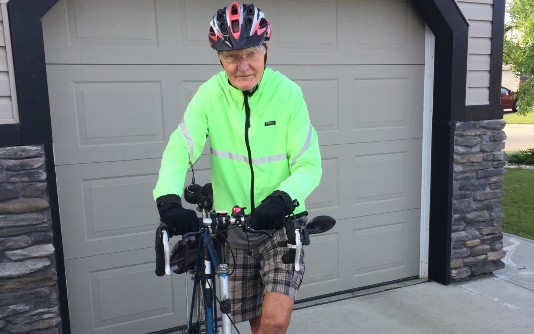 Richard White, 81 ans, posant à côté de son vélo