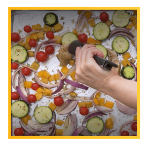 Poulet et légumes sur la plaque de cuisson