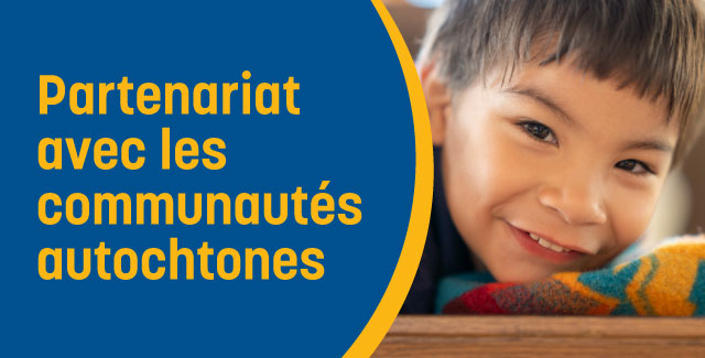 Enfant souriant avec le texte « Partenariat avec les communautés autochtones »