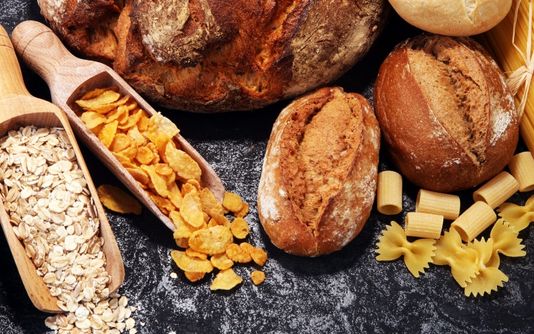 Une variété d'aliments à base de blé et de gluten