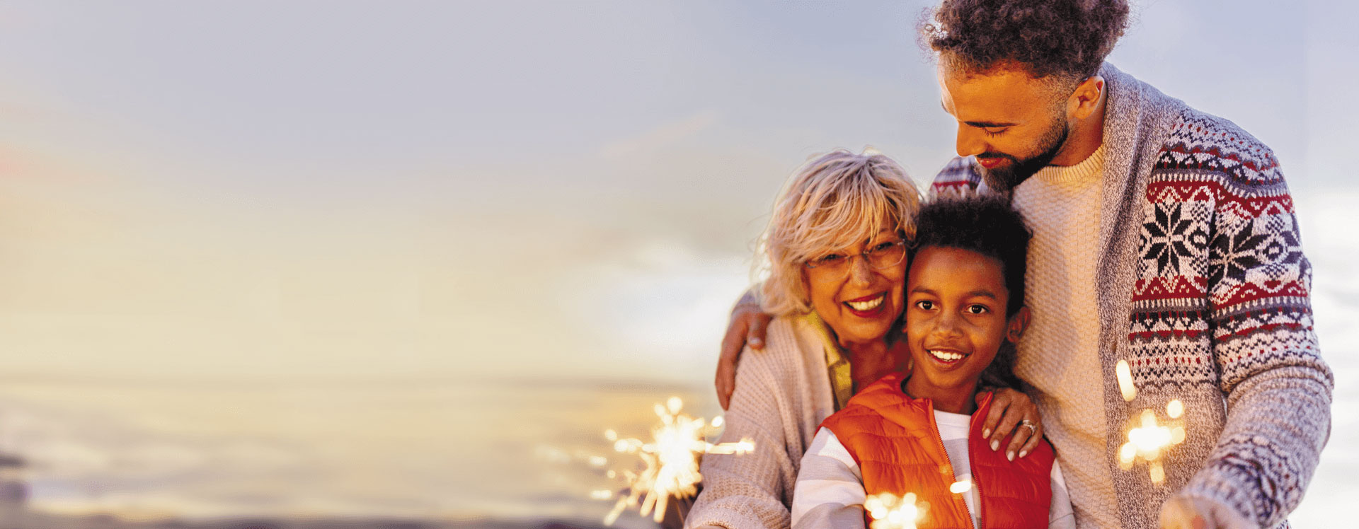 Une famille qui s'embrasse